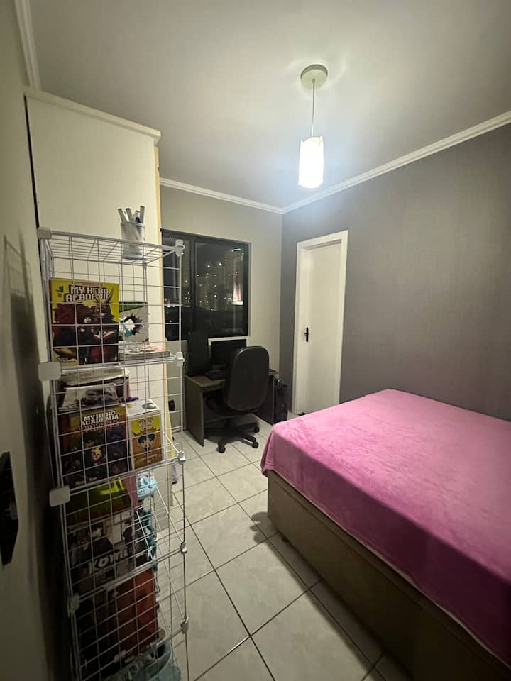 Vila iliyo na kitanda cha watu wawili, pazia la kuzima, dirisha lenye mwonekano wa jiji, kiyoyozi Kugawanya BTU 12000, sakafu ya vinyl ya thermoacoustic, kabati la nguo, dawati la kazi na, ikiwa imewekewa nafasi, godoro moja sakafuni.