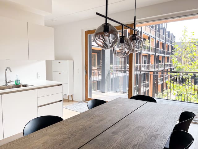 Minimalist 3-Bedroom Apt-Urban Comfort + Courtyard gallery image 2