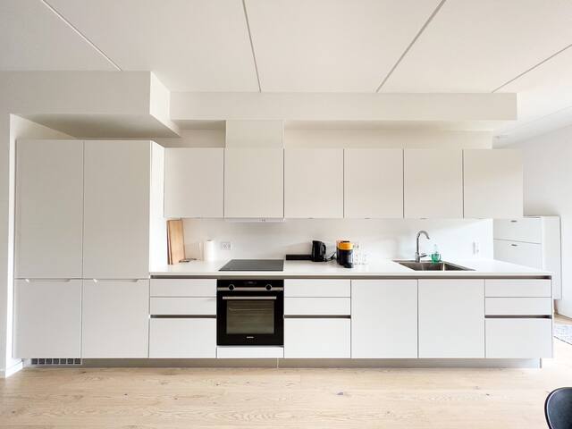 Minimalist 3-Bedroom Apt-Urban Comfort + Courtyard gallery image 4