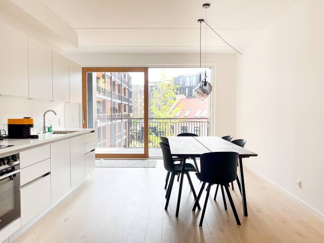 Minimalist 3-Bedroom Apt-Urban Comfort + Courtyard gallery image 3