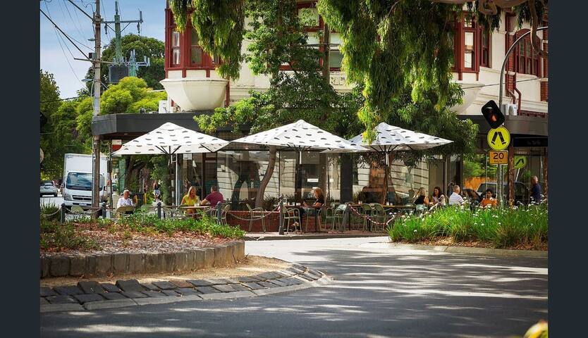 Spacious, light, top level apartment near St Kilda gallery image 5