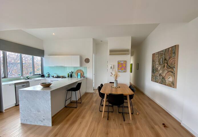 Spacious, light, top level apartment near St Kilda gallery image 3