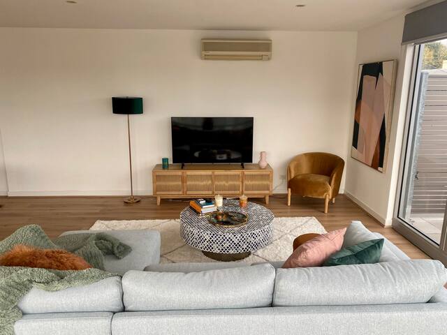 Spacious, light, top level apartment near St Kilda gallery image 2