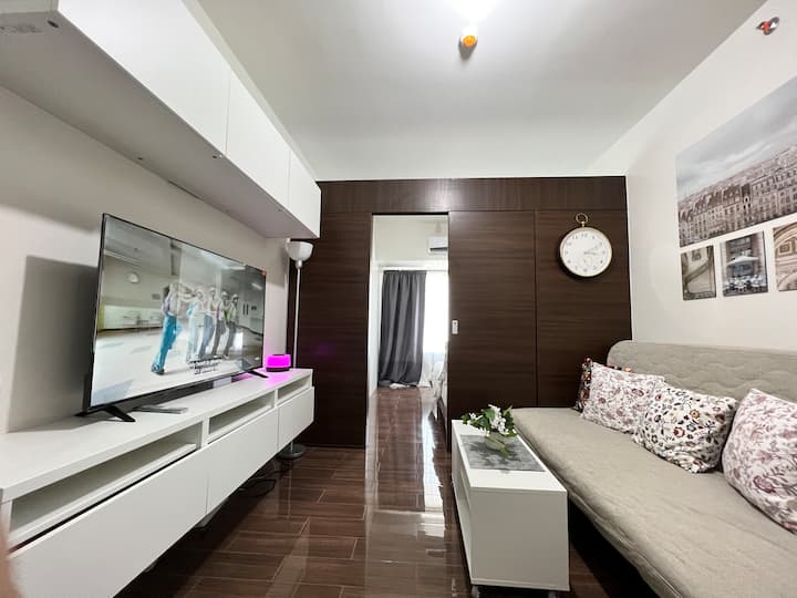 Cozy 1 BR w/ Makati City Skyline View Condominiums for Rent in Makati