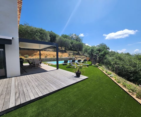 Villa – Between Sea and Mountain – Contes