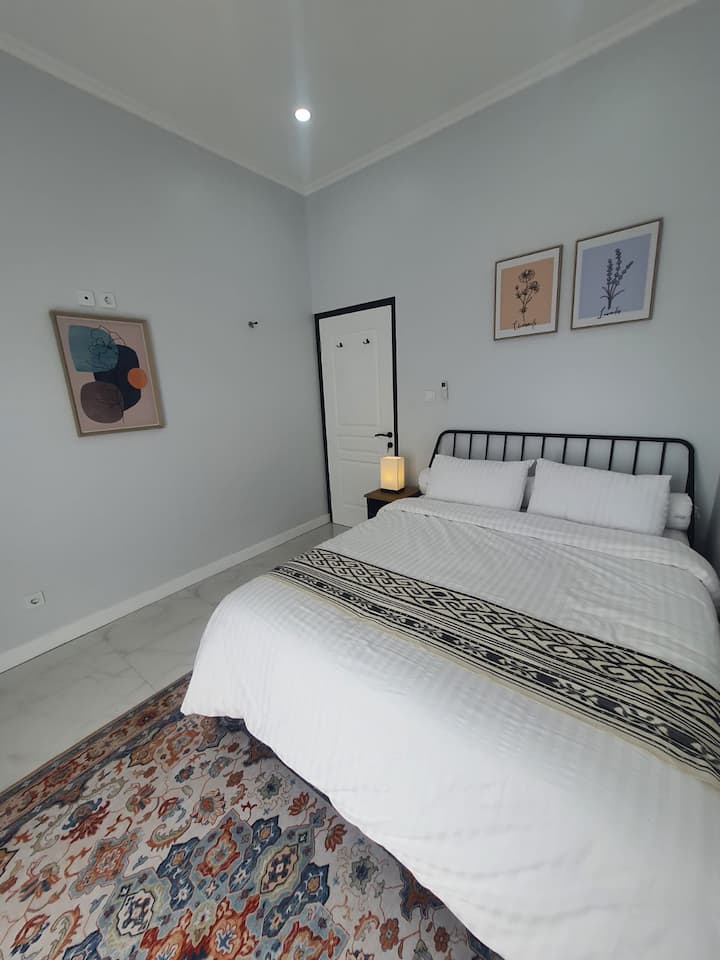 חדר השינה הזה נמצא למעלה ויש בו מיטת קווין סייז. מצויד במתקני מיזוג אוויר והופך לאחד החדרים האהובים כי יש לו מרפסת ויש לו נוף מרווח למדי.
אם מזג האוויר צלול, תוכלו לראות את הנוף של הגבעות מהמרפסת.