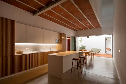 Anuncio de Airbnb popular: New and unique house in the old town en Estepona