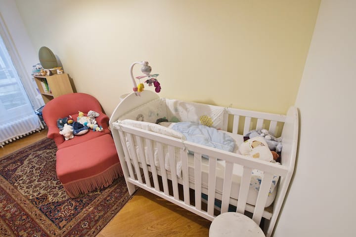 寝室3.ベビーベッドはシングルベッド（ 90 x 160 ）に交換できます