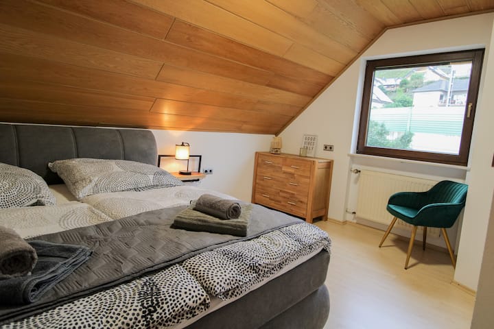 Druga od tri spavaće sobe ima pogled na vrt, gdje se nalazi i prostor za sjedenje, roštilj i bazen za plivanje.