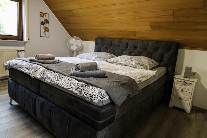 Veliki, udobni krevet s oprugama za optimalan i dobar san, naravno, ne smijete propustiti na odmoru! 

Pamučni popluni i jastuci kao navlaka ovdje su standardni.

Telefone možete napuniti na dodir svjetala putem USB-a.