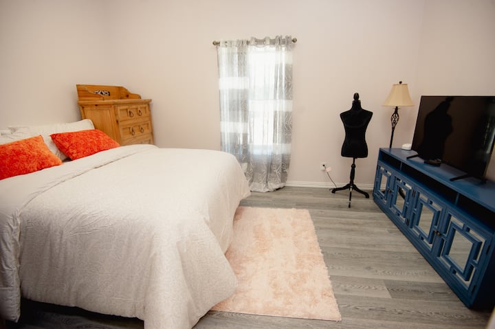 سرير بحجم كبير في غرفة النوم الرئيسية.