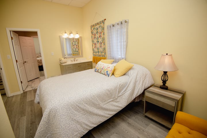 سرير كامل الحجم. الغرور والمغسلة في الغرفة مع حمام جاك إن جي بين غرفتي نوم.