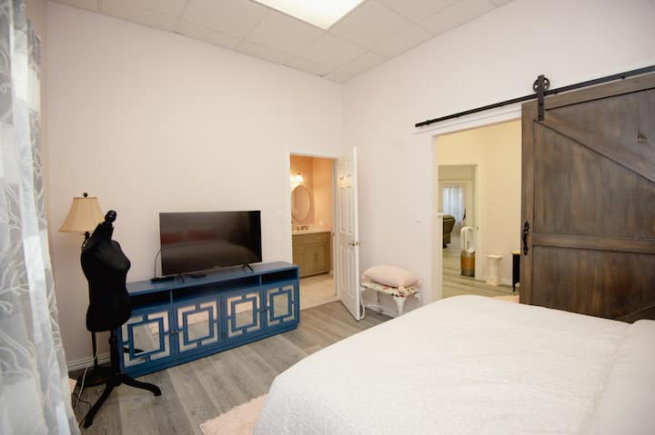 إطلالة أخرى على غرفة النوم الرئيسية.