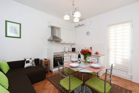 Popular Airbnb listing: Bepa 2 in Poljica Brig
