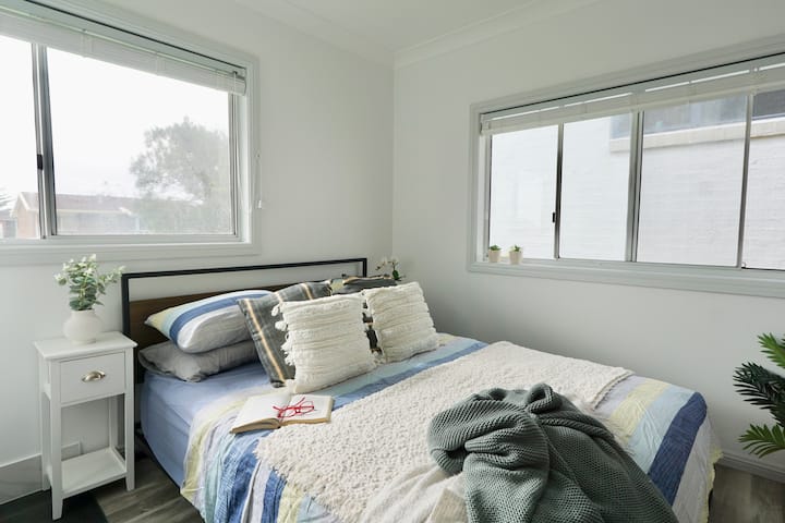 ห้องนอนใหญ่พร้อมห้องน้ำในตัวพร้อมเตียงควีนไซส์