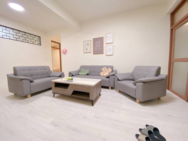 【東區商圈】6~8人房 / 3房一衛 / SOGO百貨/ MRT忠孝復興或敦化5~6Mins gallery image 2