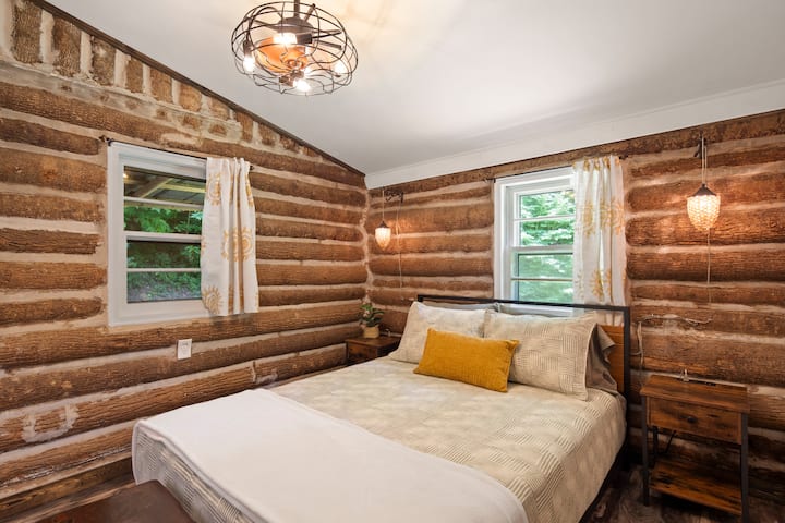 Потопете се в дълбок, спокоен сън в удобното двойно легло, заобиколени от топлината на дървените стени. С USB портове и електрически контакти на всяко нощно шкафче за лесно зареждане, това е спокойно място за почивка, предназначено да ви помогне да се отпуснете и да се събудите отпочинали.