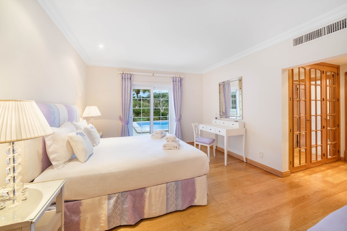 Suite 2: llit «queen size», decoració tranquil·la i grans zones per relaxar-se.