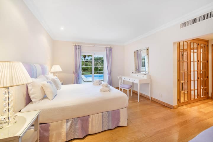 Süita 2 - Kraliça ölçülü çarpayı, sakit dekorasiya və dincəlmək üçün geniş sahələr.