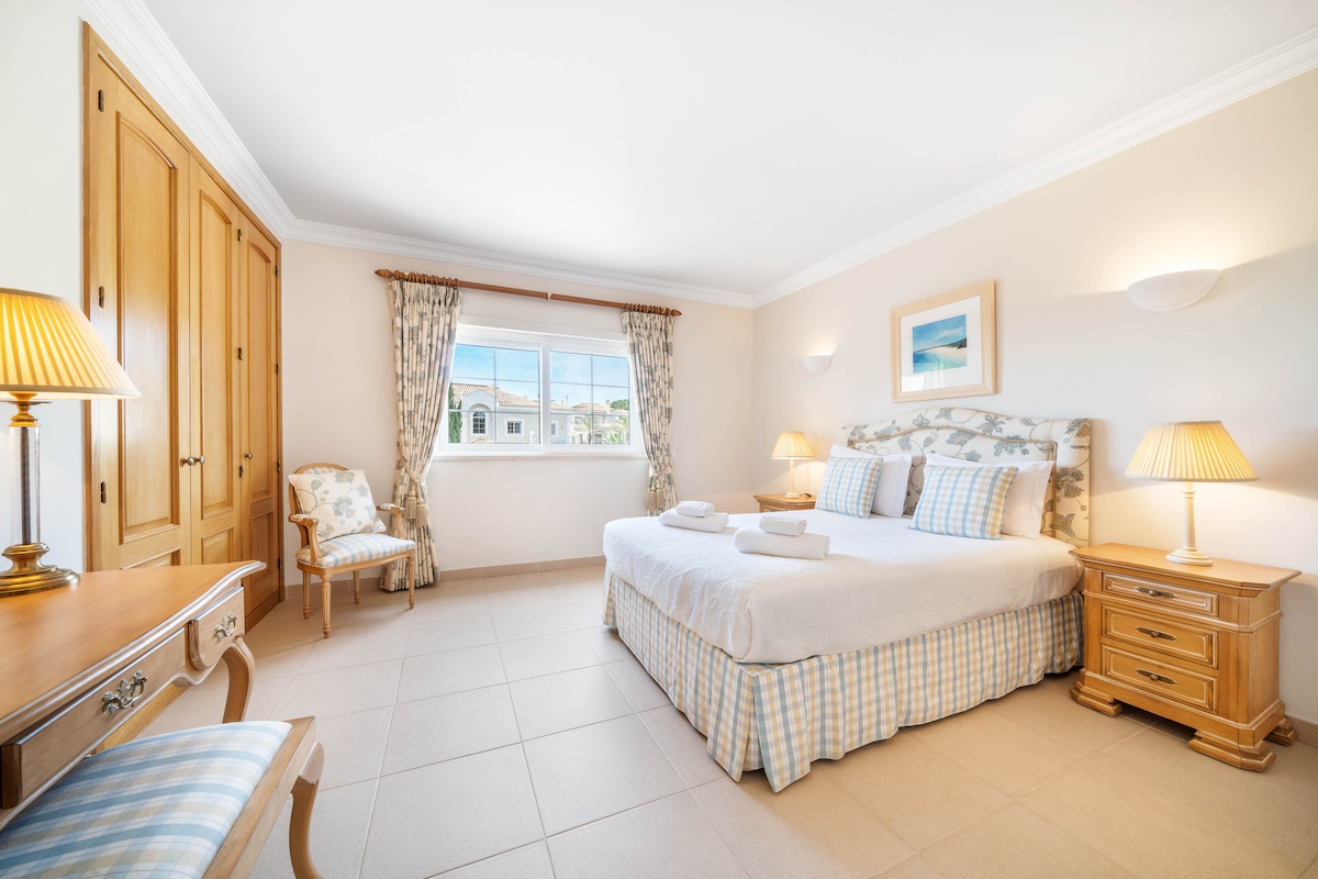 Suite 3: llit «queen size», decoració acollidora i grans zones per relaxar-se.