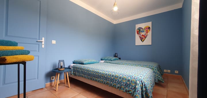 غرفة نوم 3 مجهزة بسريرين 90 سريرًا