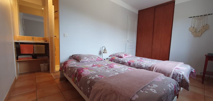 غرفة نوم 2 مجهزة بسريرين 90 سريرًا مع دش /منطقة تزيين خاصة بها