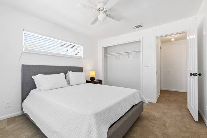 Spacious TCU 2 Living Rooms, 4BD gallery image 3