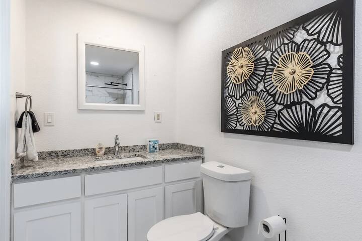 Spacious TCU 2 Living Rooms, 4BD gallery image 5