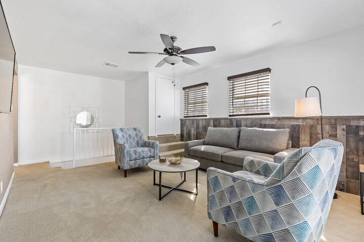 Spacious TCU 2 Living Rooms, 4BD gallery image 2