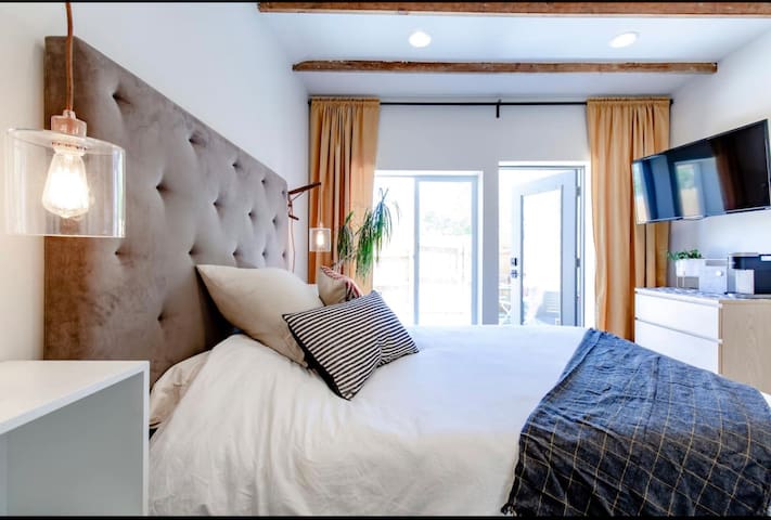 Unique 5* Denver Designer home w/ outdoor Oasis gallery image 4