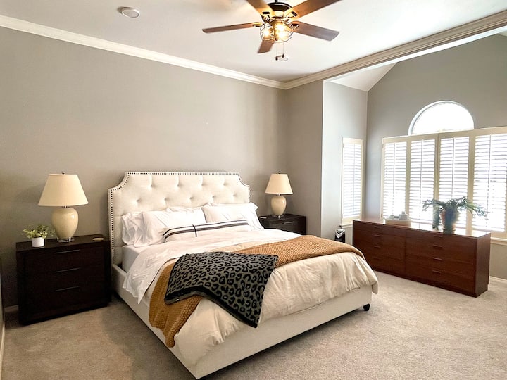 Главен апартман со многу удобен брачен кревет (широк 150-179 см), доволно простор за складирање и природна светлина.