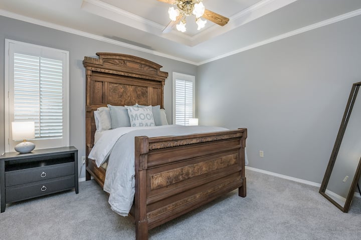 Уште еден многу удобен брачен кревет (широк 150-179 см) и плакар со поглед на теренот за голф низ прозорците.