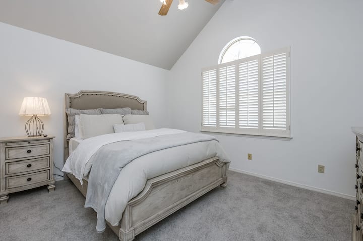 Многу удобен брачен кревет (широк 150-179 см), плакар, фиокар со 8 фиоки, паметен телевизор и ноќна масичка ѝ даваат на оваа соба доволно простор за опуштање.