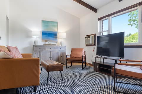 Quiet Clean Top-Floor Apartment