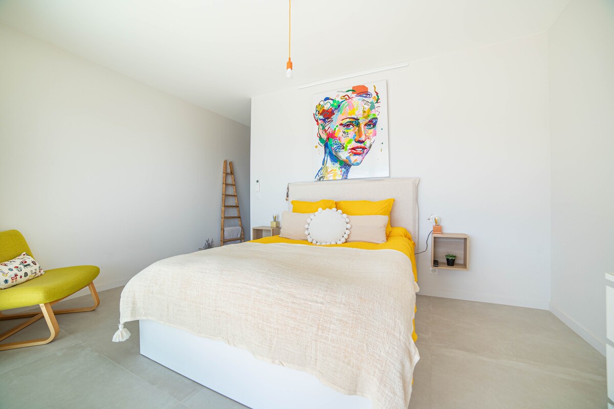 Hermosa habitación  luminosa con cuarto de baño y WC contiguo 
Pantalla plana y aire acondicionado 