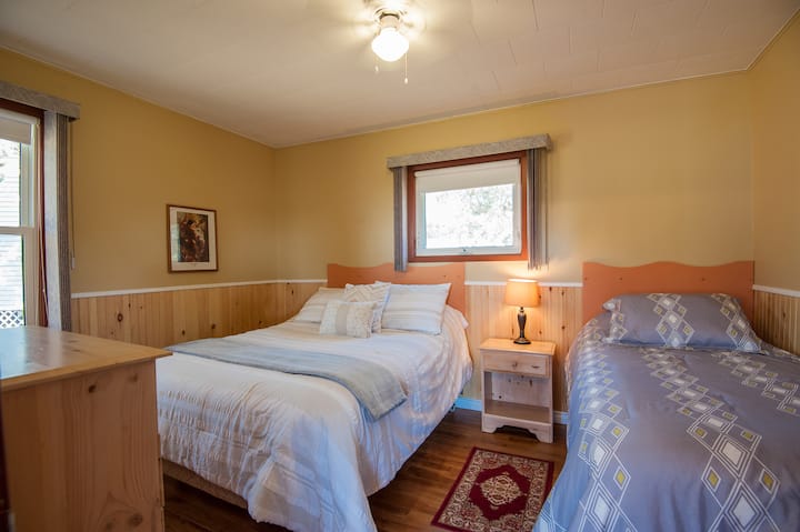 Dormitorio (una cama doble + una cama doble)