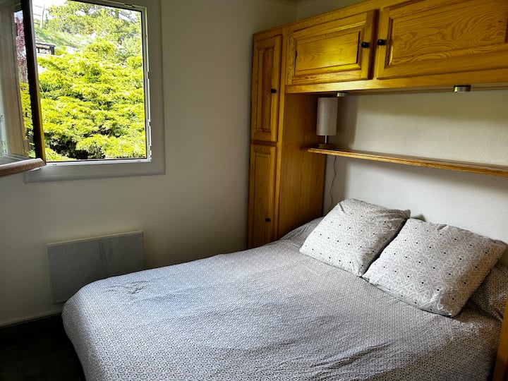 Kaa kwenye chumba chako kizuri cha kujitegemea, faragha na utulivu umehakikishwa!
Iko kwenye ghorofa ya chini, angavu, inafunguka nyuma ya chalet