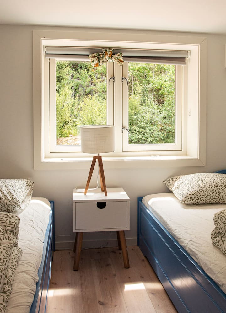 Bekvämt mysigt sovrum från två med utsikt mot östra sidan av trädgården 