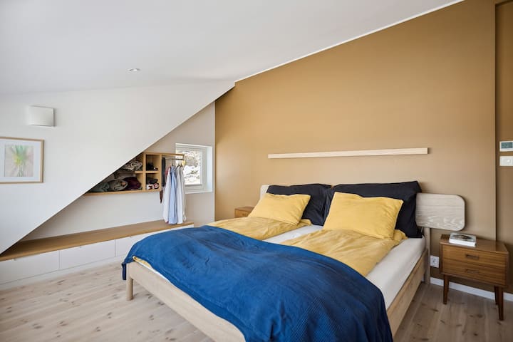 Träinredning sätter tonen i huvudsovrummet