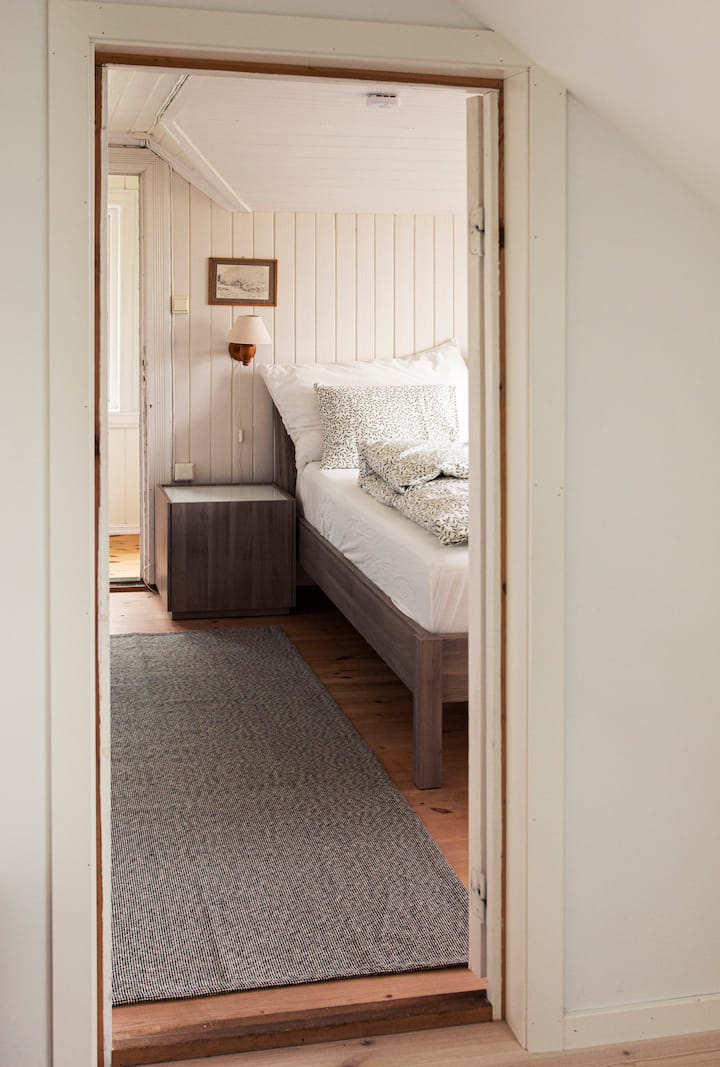 Utsikt från den nyare delen av huset till det största sovrummet i den äldre, ursprungliga delen av huset, belägen på andra våningen.