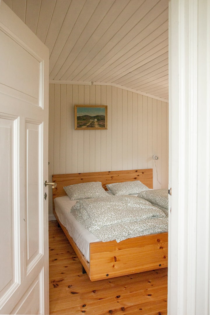 Dubbelsäng i den äldre delen av huset. Njut av att vakna till naturens ljud. 