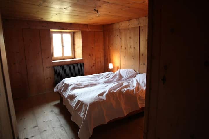 El olor de la madera vieja, además de las camas nuevas en todas las habitaciones