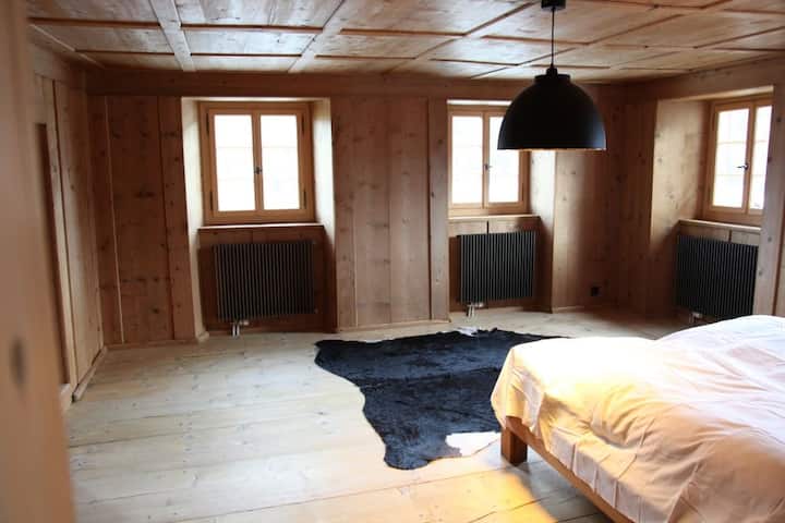 Habitación espaciosa con mesa (de trabajo) y armario