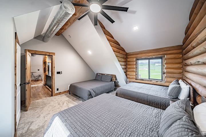 Chumba cha kulala cha ghorofa #2 chenye vitanda vingi kwa ajili ya makundi na familia kubwa.