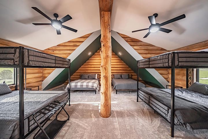 Chumba cha kulala cha ghorofa #1 chenye vitanda vingi kwa ajili ya makundi na familia kubwa.