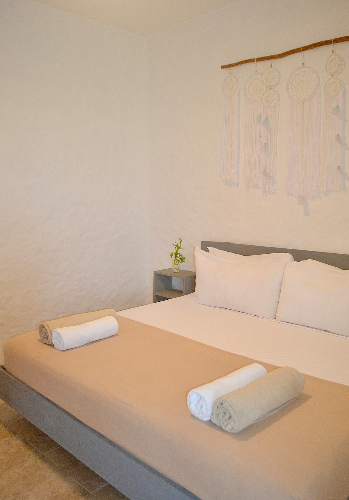 Спална соба со брачен кревет