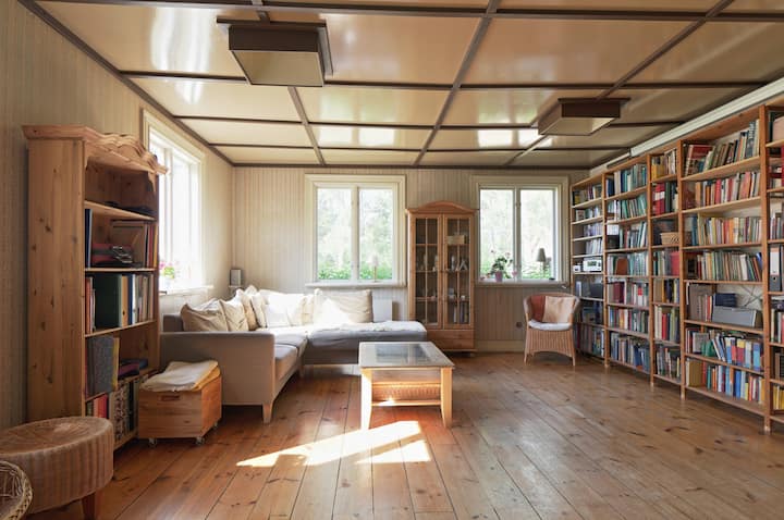 Hay un cine en casa con pantalla y proyector disponibles. Hay una colección de películas en alemán, inglés y sueco. Si está lo suficientemente oscuro afuera, la noche de cine puede comenzar.