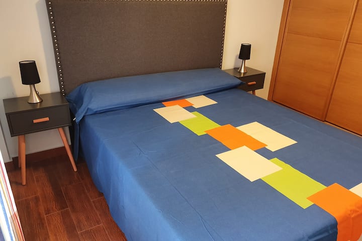 Chumba kilicho na 150cm x 200cm kitanda cha mara mbili na kabati lililojengwa ndani na viango na kifua kikubwa cha droo.  Godoro imara, jipya la ubora bora. 
Ufikiaji wa roshani.
(Haina feni ya kiyoyozi pekee)