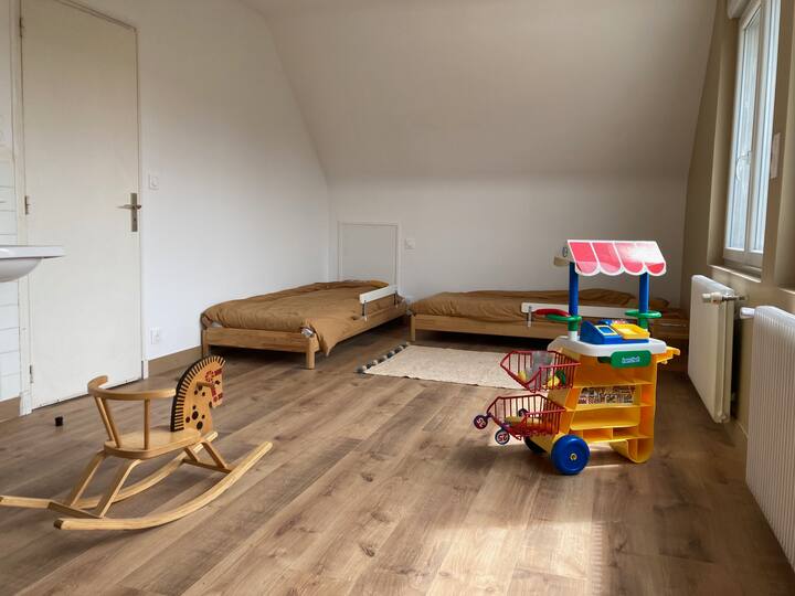 Dormitorio 3 - niños/ sala de juegos - piso
1 lavabo + 2 camas 80*190 + 1 cama 90*200 + cómoda + juegos infantiles