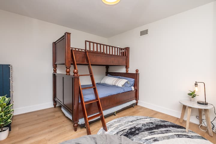 Dormitorio #4- Litera: doble/Lleno con cama nido doble.